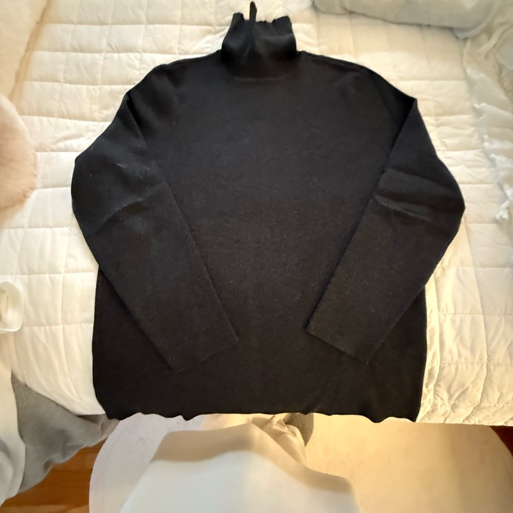 Turtleneck fitted neck, high hip length.